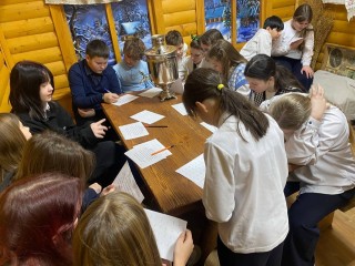 На квесте в музее истории пятиклассники написали письма-треугольники бойцам СВО