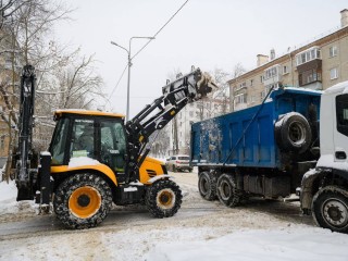Во дворах Лыткарина продолжают уборку и вывоз снега