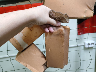 Сверхпрочные сети для СВО плетут из старых колготок в Наро-Фоминске