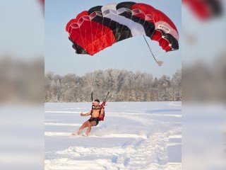 Экстремал выпрыгнул из самолета в одних шортах