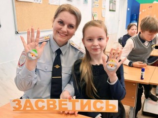 У волоколамских школьников теперь есть светоотражатели в виде Дедов Морозов