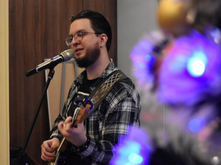 С музыкой в голове: бард из Москвы спел в Центральной библиотеке Зарайска