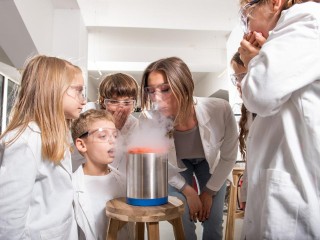 В Подмосковье многодетным семьям компенсируют половину стоимости обучения в ссузе