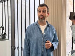 «Решает, будет у нас дом или нет»: Ургант едко подшутил над Долиной и Дибровым