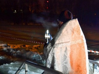 «Не стоит искушать Господа»: священник разъяснил, что нырять в прорубь на Крещение необязательно