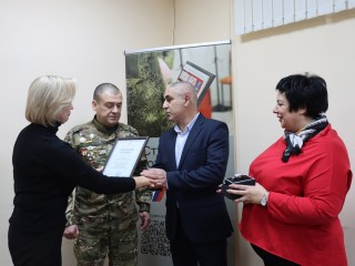 Один против тридцати: в Ступине наградили героя, спасшего военный аэродром