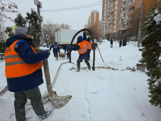 Специалисты устраняют последствия прорыва водопровода на улице Марии Рубцовой