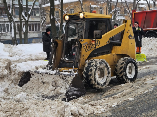 С лопатами и спецтехникой: как коммунальщики расчищают город от снежных навалов
