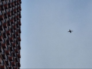 Мощный снегопад привел к массовым задержкам и перенаправлениям авиарейсов