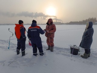 Лед тоньше азарта: как спасатели учат любителей зимней рыбалки правилам безопасности