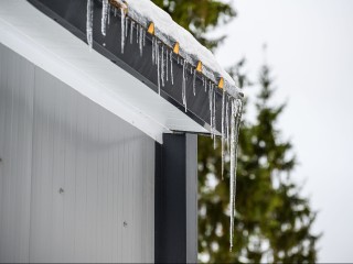 Лизнул качели на морозе и прилип: советы по выходу из неприятной ситуации