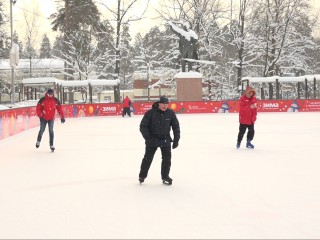 Ледовый каток во Власихе принял более 15 тысяч посетителей