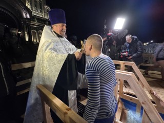 У них более важная миссия: почему священники не окунаются в купели на Крещение