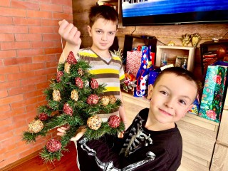 Столовую для птиц в виде елки с зерновыми шарами сделали ребята из Спасса