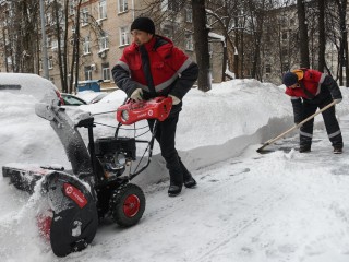 Снегопад не дает отдыхать волоколамским коммунальщикам и в Старый Новый год