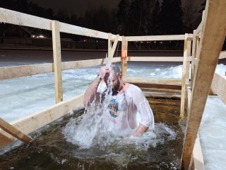 Дети наравне со взрослыми принимали участие в крещенских купаниях