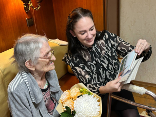 Жительницу Можайска Анну Крылову поздравили с 98-летием