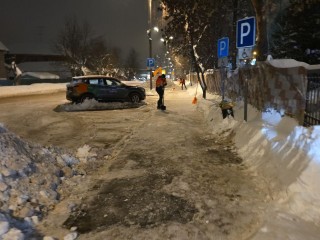 Тротуар возле взрослой поликлиники очистили в Пушкино от снега
