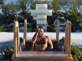 Крещенские купания в Подмосковье: где окунуться, как подготовиться и кому нельзя рисковать