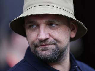 Баста и Нагано сменили образ: балаклава и тачка в стиле Гжель, пиджак под хохлому