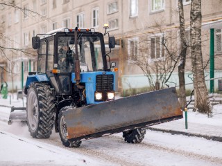 В Подмосковье усилили обработку дорог от гололеда: что используют коммунальные службы и как действуют реагенты