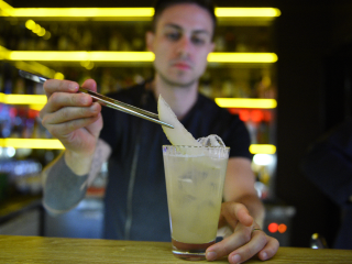 Когда надоело шампанское: рецепты бомбических коктейлей от бармена-виртуоза