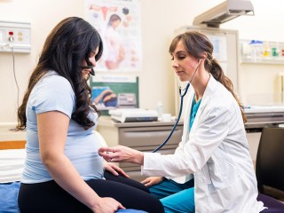 За счет ОМС: беременные смогут пройти бесплатно генетический скрининг