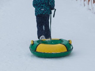Горка-ловушка: в Мытищах дети на тюбингах вылетают на дорогу