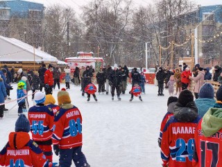 Искра на коньках: молодежь Видного осваивает хоккей под наставничество профи