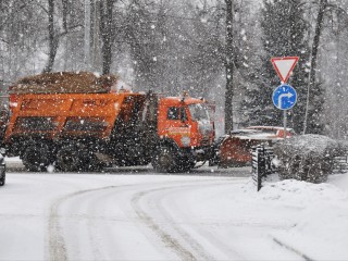 И здесь циклон помешал: снегопад стал препятствием для робота при доставке заказа в Люберцах