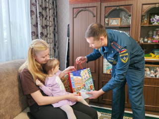 В Подольске сотрудники МЧС подарили многодетной семье сладкие гостинцы и пожарные извещатели