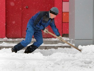 Школьники Ногинска взялись за лопаты, чтобы расчистить путь к знаниям