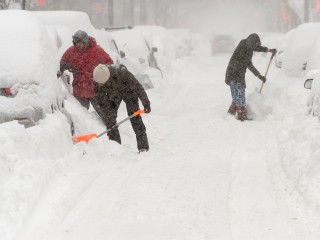 Как правильно откапывать автомобиль из-под снега: пошаговая инструкция от МЧС