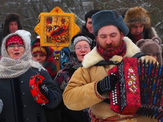 Традиции живы: мытищинцы прошли по улицам микрорайона с колядками