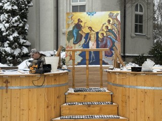 В храме поселка Совхоза имени Ленина устанавливают купели к Крещению