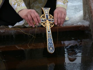 «Батюшка, боль прошла»: от каких недугов спасает купание в проруби на Крещение