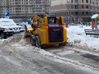 Автовладельцев просят не мешать: в Раменском идет усиленная уборка снега во дворах