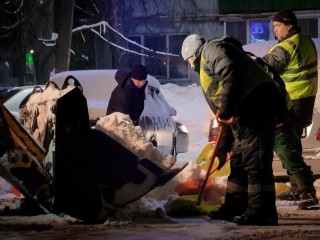 «Такая поддержка еще и греет»: чаем с конфетами угощают коммунальщиков бронничане