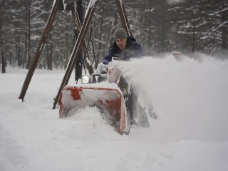 Шестые сутки апокалипсиса: как армия рабочих и спецтехники сражается с последствиями снегопада в Егорьевске