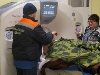 Габаритам вопреки: аварийно-спасательный отряд помог доставить в больницу пациента весом 150 кг