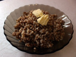 Каши много не бывает: почему магазины оказались завалены гречкой