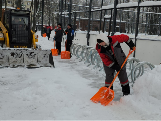 Коммунальщики Лобни завершили расчистку парка «Киово» после снегопадов