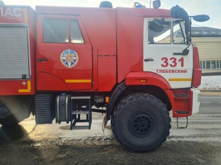 Без жертв и разрушений: как пожарные остановили пламя на чердаке частного жилого дома в Курсакове