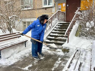 Волонтеры и коммунальщики убрали снег у домов и детских площадок в Котельниках