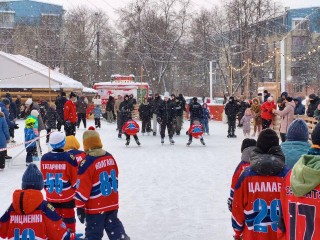 Новогодняя сказка на льду: чем притягивает посетителей каток у «Искры»?