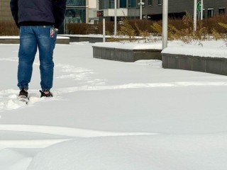 Копоть, грибки и паразиты: почему привычку есть снег сравнили с опасной лотереей