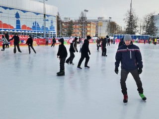 Тысячи любителей катания на коньках выбирают каток в парке «Питомник» в Серпухове