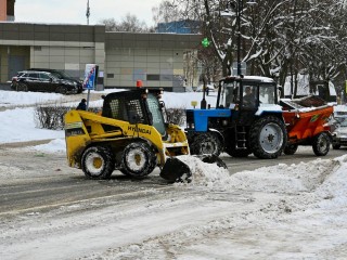 В Ленинском округе продолжают борьбу со снежными завалами после снегопадов