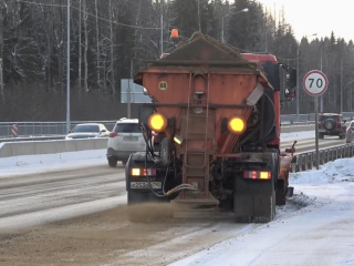 Мороз, снег, гололед: в округе борются со стихией на дорогах