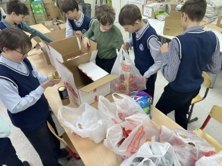 Волонтеры Нестеровского лицея помогают формировать гумпомощь для бойцов СВО